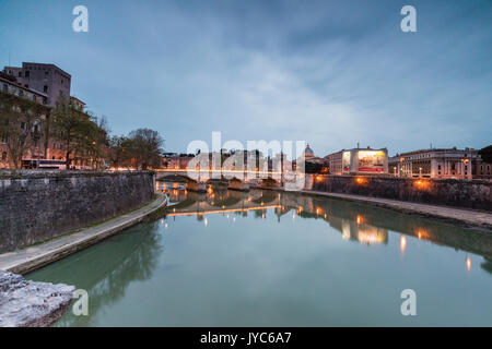 Dämmerung leuchtet auf Lungo Tevere mit Brücke Umberto I und Basilica di San Pietro im Hintergrund Rom Latium Italien Europa Stockfoto