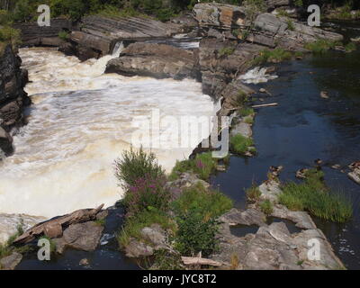 Wasser stürzt nach unten, Weiß und Schäumen, von der Hog zurück fällt, Ottawa, Ontario, Kanada. Stockfoto