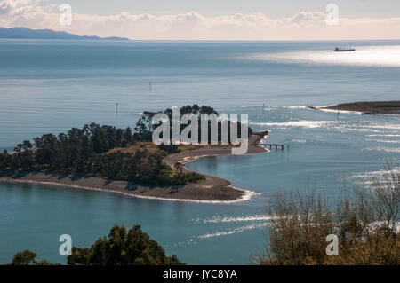 Mit Blick auf die Tasman Bay von oben Nelson, Neuseeland: Haulashore Insel und zu seiner Rechten, den Kanal aufgerufen, den Schnitt Stockfoto