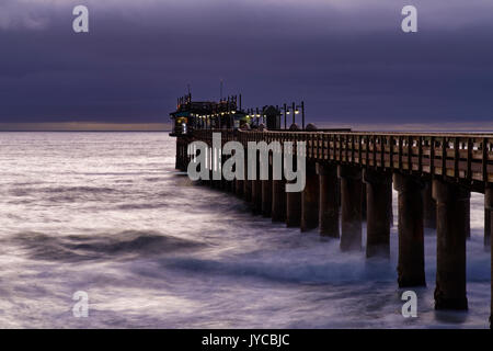 Swakopmund: Anlegesteg mit Restaurant, an der südatlantikküste, Nebel über dem Meer, Erongo Region, Namibia Stockfoto