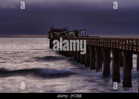 Swakopmund: Anlegesteg mit Restaurant, an der südatlantikküste, Nebel über dem Meer, Erongo Region, Namibia Stockfoto