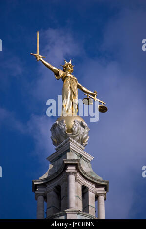 Statue von Gerechtigkeit auf der Oberseite des Zentralen Strafgerichtshof in London, allgemein bekannt als Old Bailey, wo große Strafverfahren stattfinden. Stockfoto