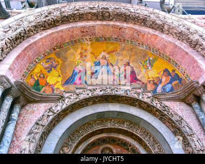 Venedig, Italien, 10. Mai 2014: Die Details einer byzantinischen Mosaik über einen Eingang in Sankt Markus Basilika Stockfoto