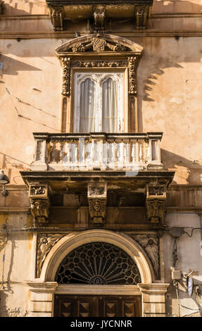 Sizilianische Renaissance Fassade auf Gebäude auf der Insel Ortigia Siracusa, Sizilien, Italien Stockfoto