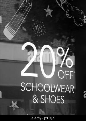 Debenhams Department Store zurück zu Schule Förderung mit 20 Prozent weg von schoolware und Schuhe Stockfoto