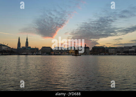 Die künstliche Binnenalster Frames, die alten Gebäude und Palais des Zentrum der Stadt bei Dämmerung Hamburg Deutschland Widerrufsbelehrung Stockfoto