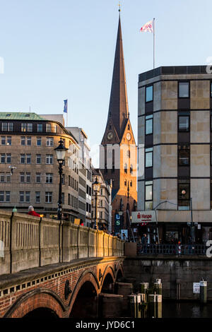 Ansicht der Neorenaissance Glockenturm von einer Brücke und die Gebäude der Innenstadt Hamburg Deutschland Europa Stockfoto