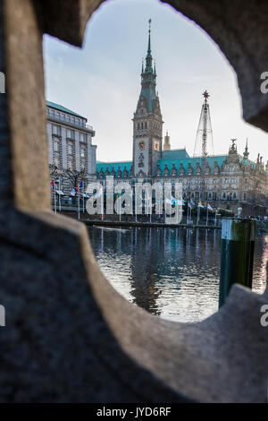 Ein Blick auf die Neorenaissance Glockenturm und Rathausplatz, spiegelt sich in Wasser Rathaus Altstadt Viertel Hamburg Deutschland Europa Stockfoto