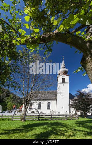 Typische Kirche alpinen Dorfes umgeben von Gipfeln und Wald Garmisch Partenkirchen Oberbayern Region Bayern Deutschland Europa Stockfoto