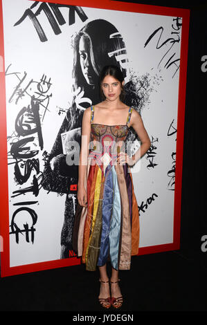 Margaret qualley besucht die Netflix Premiere der Hinweis "Tod" bei AMC Loews Lincoln Square am 17. August 2017 in New York City. Stockfoto