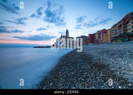 Sonnenuntergang auf dem malerischen Fischerdorf Camogli Golf von Paradies Portofino Nationalpark der Provinz Genua Ligurien Italien Europa Stockfoto