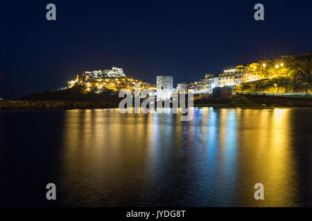 Nachtansicht des Dorfes am Vorgebirge und dem mittelalterlichen Turm Castelsardo Golf von Asinara Provinz von Sassari Sardinien Italien Europa Stockfoto