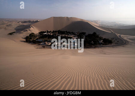 Huacachina ist um einen kleinen natürlichen See in der Wüste gebaut. Die "Oase von Amerika genannt, dient es als Resort für Familien aus der nahe gelegenen Stockfoto