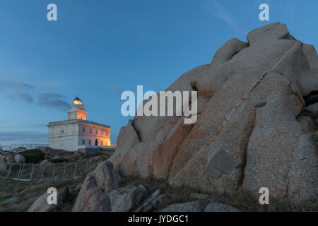 Licht der Dämmerung auf dem Leuchtturm, umgeben von Felsen Capo Testa Santa Teresa di Gallura Province von Sassari-Sardinien-Italien-Europa Stockfoto