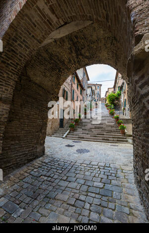 Eine typische Gasse der Altstadt im mittelalterlichen Dorf von Corinaldo Provinz Ancona Marken Italien Europa Stockfoto