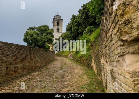 Die mittelalterlichen Mauern der alten Fermo Kathedrale auf dem Hügel Marche Italien Europa entfernt Stockfoto
