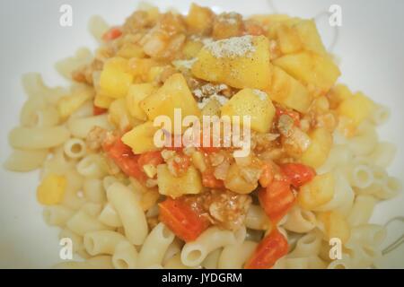 Essen und Küche, Ellenbogen Makkaroni oder Gomiti Pasta mit herzhaften Hackfleisch, Kartoffeln und Tomatensauce. Stockfoto