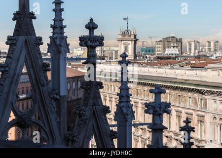 Der weiße Marmor spiers des Duomo Frame die Wolkenkratzer von Mailand Lombardei Italien Europa Stockfoto