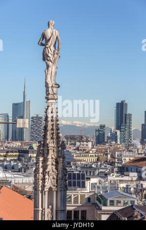 Der weiße Marmor spiers des Duomo frame Die skyscraoers von Mailand Lombardei Italien Europa Stockfoto