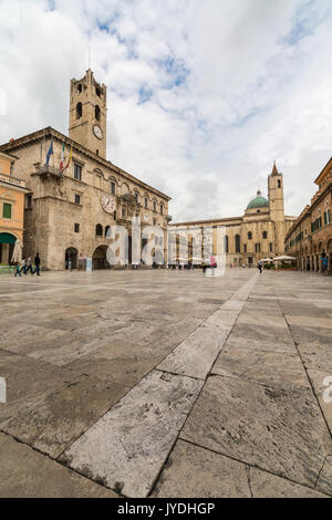 Blick auf die historischen Gebäude und die St. Francis Kirche Piazza del Popolo Ascoli Piceno Marche Italien Europa Stockfoto