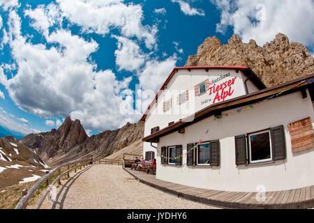 Reifen Hütte am Reifen, unter den Gipfeln des Cime Principe und Denti di Terrarossa. Es ist der Ausgangspunkt für die Catinaccio Rosengarten gr zugreifen Stockfoto