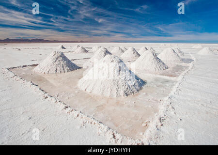 Pyramiden von Salz Trocknen von Uyuni, einem kleinen Dorf, dessen Namen zu geben, die ganze Salzsee Bolivien Südamerika Stockfoto