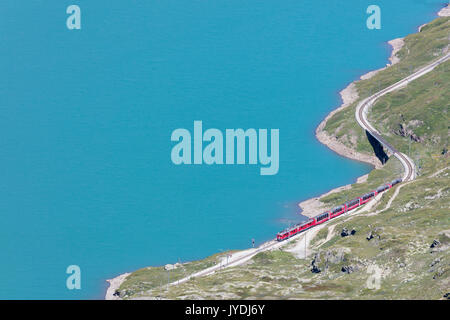 Der Bernina Express Zug fährt an den Ufern des Lago Bianco Berninapass Kanton Graubünden Engadin Schweiz Europa Stockfoto