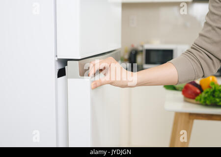 Männliche Hand ist weiß Kühlschrank Tür öffnen Stockfoto