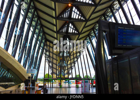 Lyon, Frankreich - 19. Juni 2016: Metall moderne Architektur in Lyon Flughafen Stockfoto