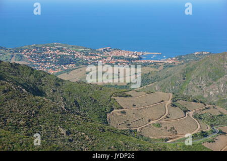 Collioure mediterranes Dorf Landschaft von den Höhen gesehen, Vermilion Küste, im Süden von Frankreich, Roussillon, Pyrénées-Orientales Stockfoto