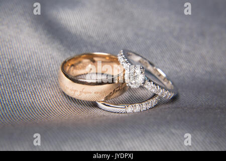 Zwei Trauringe mit Diamant auf Platin Ringe Stockfoto