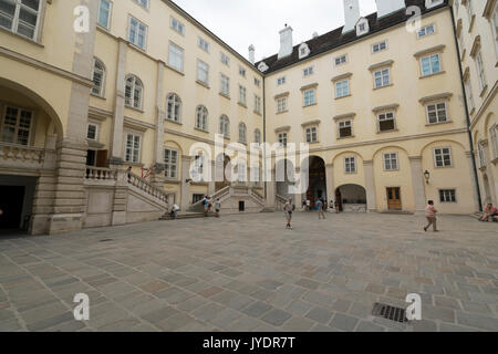 Blick auf den Innenhof der Hofburg in Wien Stockfoto