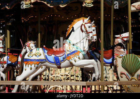 Bemalte Pferde auf einem Karussell am Pier 39 in San Francisco, USA Stockfoto