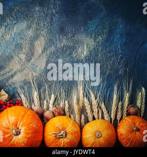 Korb mit frischen Äpfeln und Birnen auf einem Holztisch. Herbst Hintergrund. Stockfoto