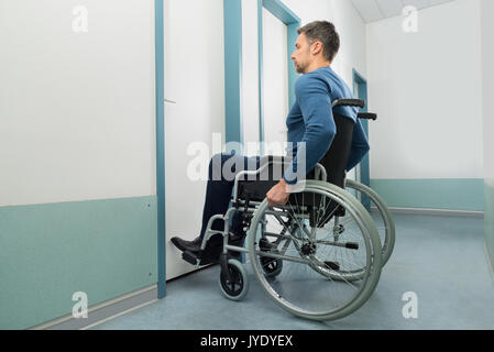 Behinderter Menschen auf barrierefreie Eingabe im Zimmer Stockfoto