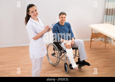 Frau Doktor, der Medizin für behinderte Menschen Stockfoto