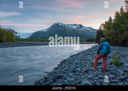 Mann vor der Ausfahrt Glacier, Kenai Fjords Nationalpark, Kenai Halbinsel, Seward, Alaska, USA Stockfoto