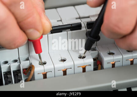 Nahaufnahme von einem Techniker Prüfen der Sicherung mit Multimeter Stockfoto