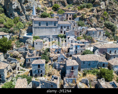 Luftaufnahme des kleinen Dorfes von Pentedattilo, Kirche und Ruinen des verlassenen Dorfes, griechische Kolonie auf Monte Calvario. Kalabrien. Italien Stockfoto