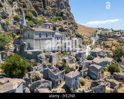 Luftaufnahme des kleinen Dorfes von Pentedattilo, Kirche und Ruinen des verlassenen Dorfes, griechische Kolonie auf Monte Calvario. Kalabrien. Italien Stockfoto