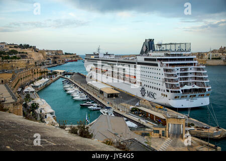 Schiff in den Hafen von Valletta, Malta, Altstadt, Grand Harbour, MSC Armonia, Verpflegung der Touristen nach einer Reise in die Altstadt. Stockfoto