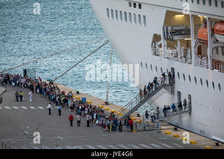 Schiff in den Hafen von Valletta, Malta, Altstadt, Grand Harbour, MSC Armonia, Verpflegung der Touristen nach einer Reise in die Altstadt. Stockfoto