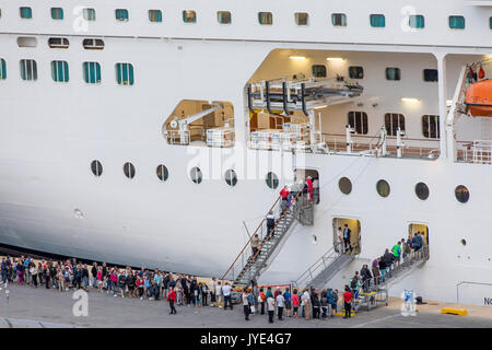 Schiff in den Hafen von Valletta, Malta, Altstadt, Grand Harbour, MSC Armonia, Verpflegung der Touristen nach einer Reise in die Altstadt. Stockfoto