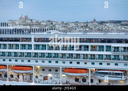 Schiff in den Hafen von Valletta, Malta, Altstadt, Grand Harbour, MSC Armonia, Verpflegung der Touristen nach einer Reise in die Altstadt. Stockfoto