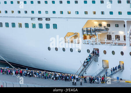 Schiff in den Hafen von Valletta, Malta, Altstadt, Grand Harbour, MSC Armonia, Verpflegung der Touristen nach einer Reise in die Altstadt. Stockfoto