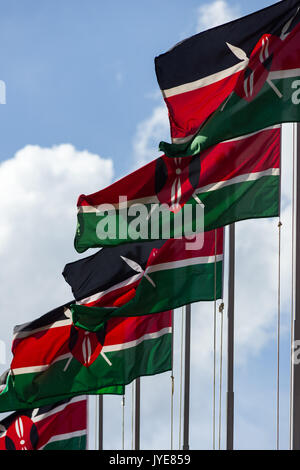 Eine Reihe von kenianischen Flaggen auf Pole winken im Wind an einem sonnigen Tag, Nairobi, Kenia Stockfoto