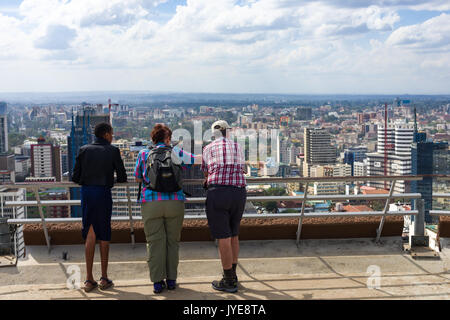 Ältere Touristen die Nairobi Skyline durch die Führung von der Oberseite der Kenyatta International Convention Center KICC Dachterrasse, Nairobi, Kenia Stockfoto