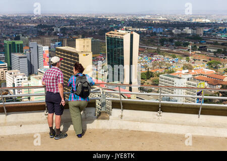 Ältere Touristen Anzeigen der Nairobi Skyline von der Oberseite der Kenyatta International Convention Center KICC Dachterrasse, Nairobi, Kenia Stockfoto