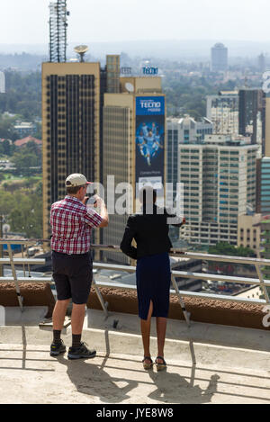 Ältere Touristen das Nairobi Skyline durch die Führung von der Oberseite der Kenyatta International Convention Center KICC Dachterrasse, Nairobi, Kenia Stockfoto