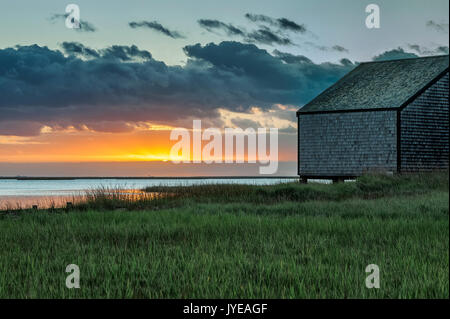 Boathouse auf Salt Pond, Nauset Marsh, Eastham, Cape Cod, Massachusetts, USA. Stockfoto